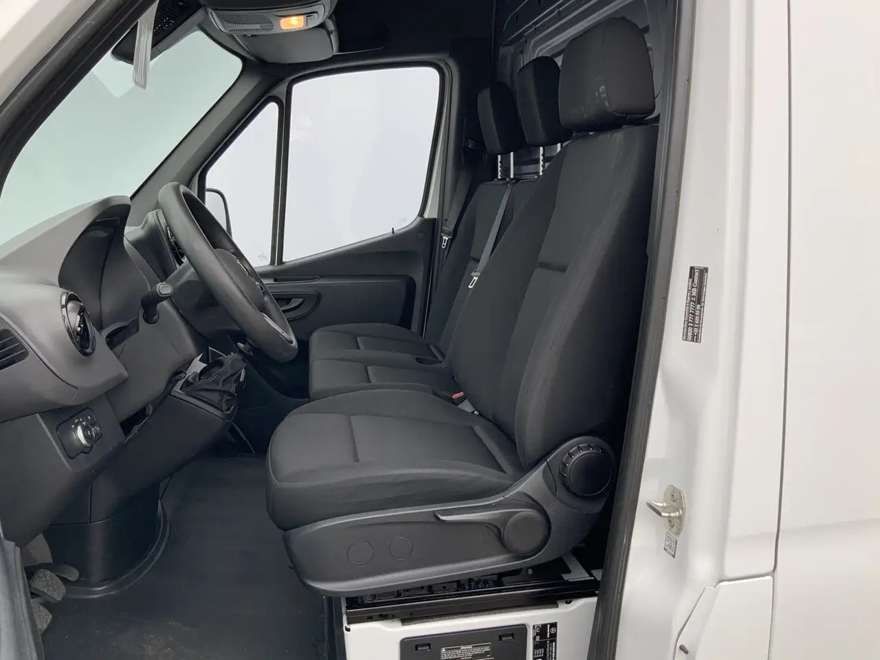 Mercedes-Benz Sprinter 314 2.2 CDI L2H2 Airco Camera Navi 3 Zits MBUX Sch - Furgon: slika 4 Mercedes-Benz Sprinter 314 2.2 CDI L2H2 Airco Camera Navi 3 Zits MBUX Sch - Furgon: slika 4