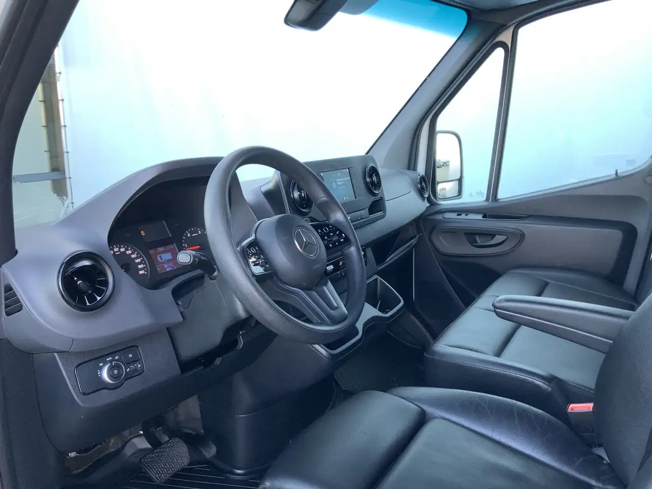 Mercedes-Benz Sprinter 319 3.0 CDI L2H2 Automaat Airco Navi Cruise Leer 3 - Furgon: slika 5 Mercedes-Benz Sprinter 319 3.0 CDI L2H2 Automaat Airco Navi Cruise Leer 3 - Furgon: slika 5