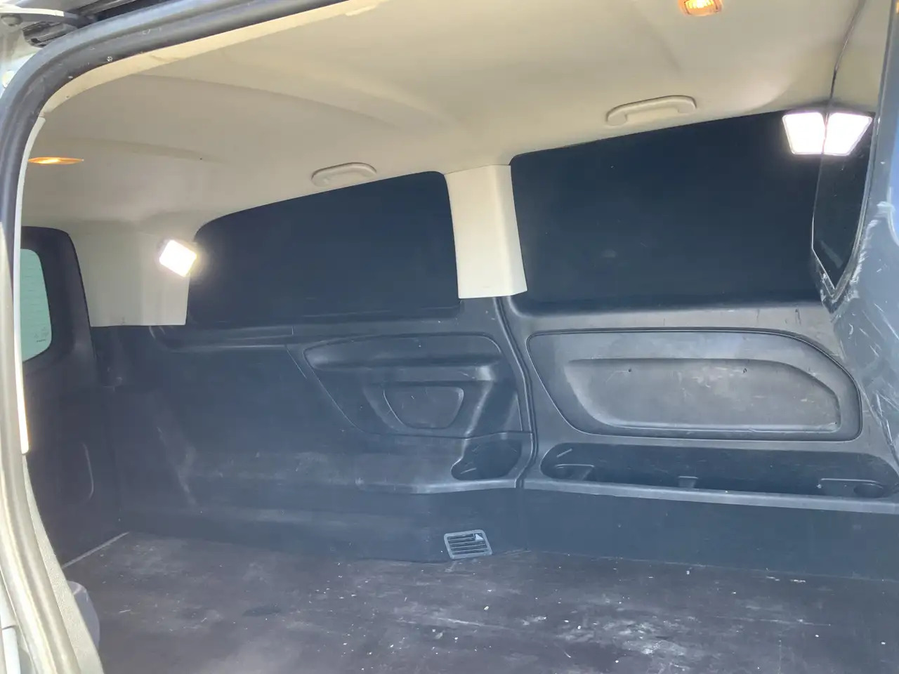 Furgon Mercedes-Benz Vito Tourer XL 114 CDI Autom. Airco Cruise Camera Alu V: slika 19 Furgon Mercedes-Benz Vito Tourer XL 114 CDI Autom. Airco Cruise Camera Alu V: slika 19