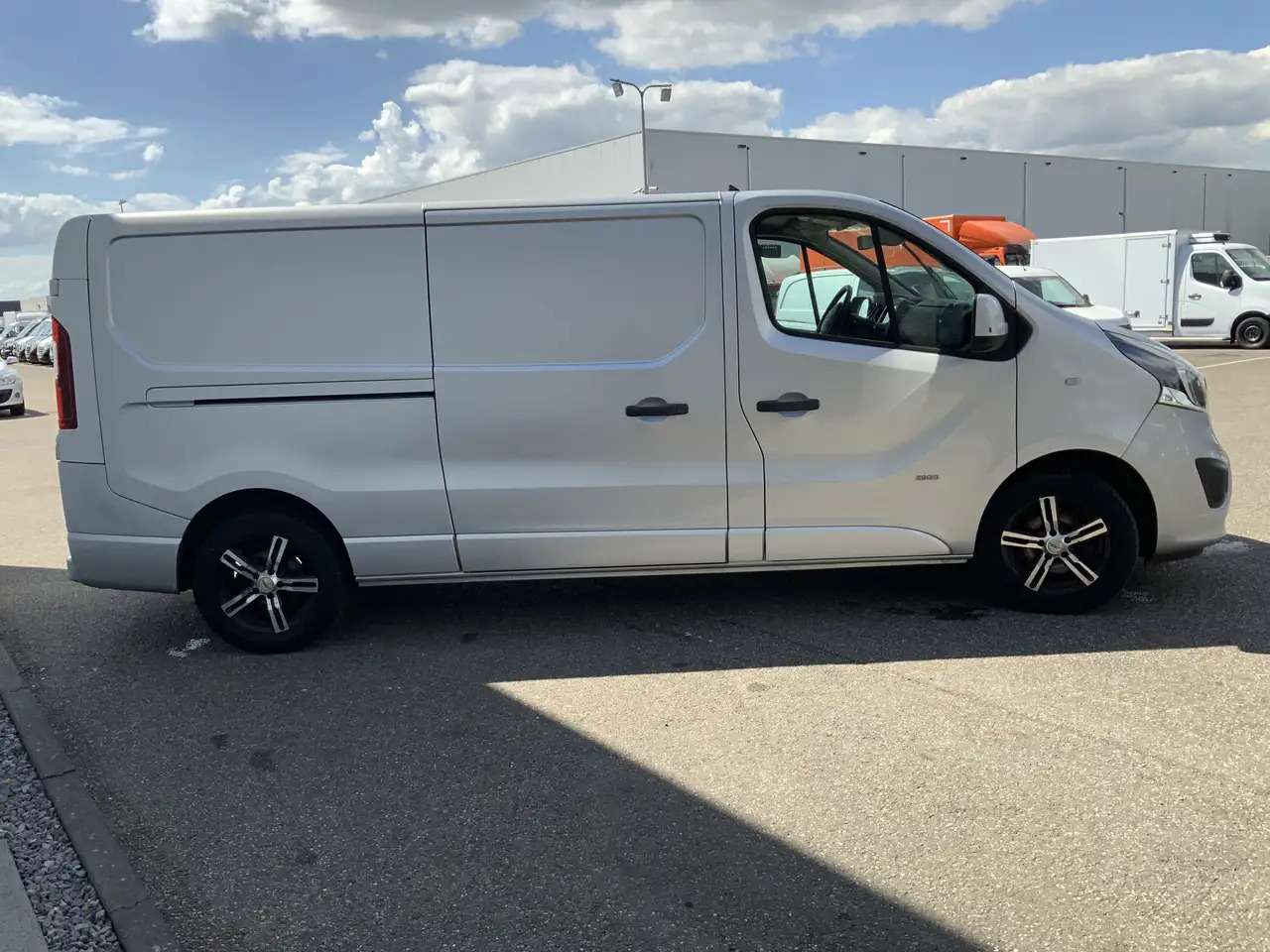 Opel Vivaro 1.6 CDTI L2H1 Sport EcoFlex (MOTOR DEFECT !!!!)Air - Furgon: slika 2 Opel Vivaro 1.6 CDTI L2H1 Sport EcoFlex (MOTOR DEFECT !!!!)Air - Furgon: slika 2
