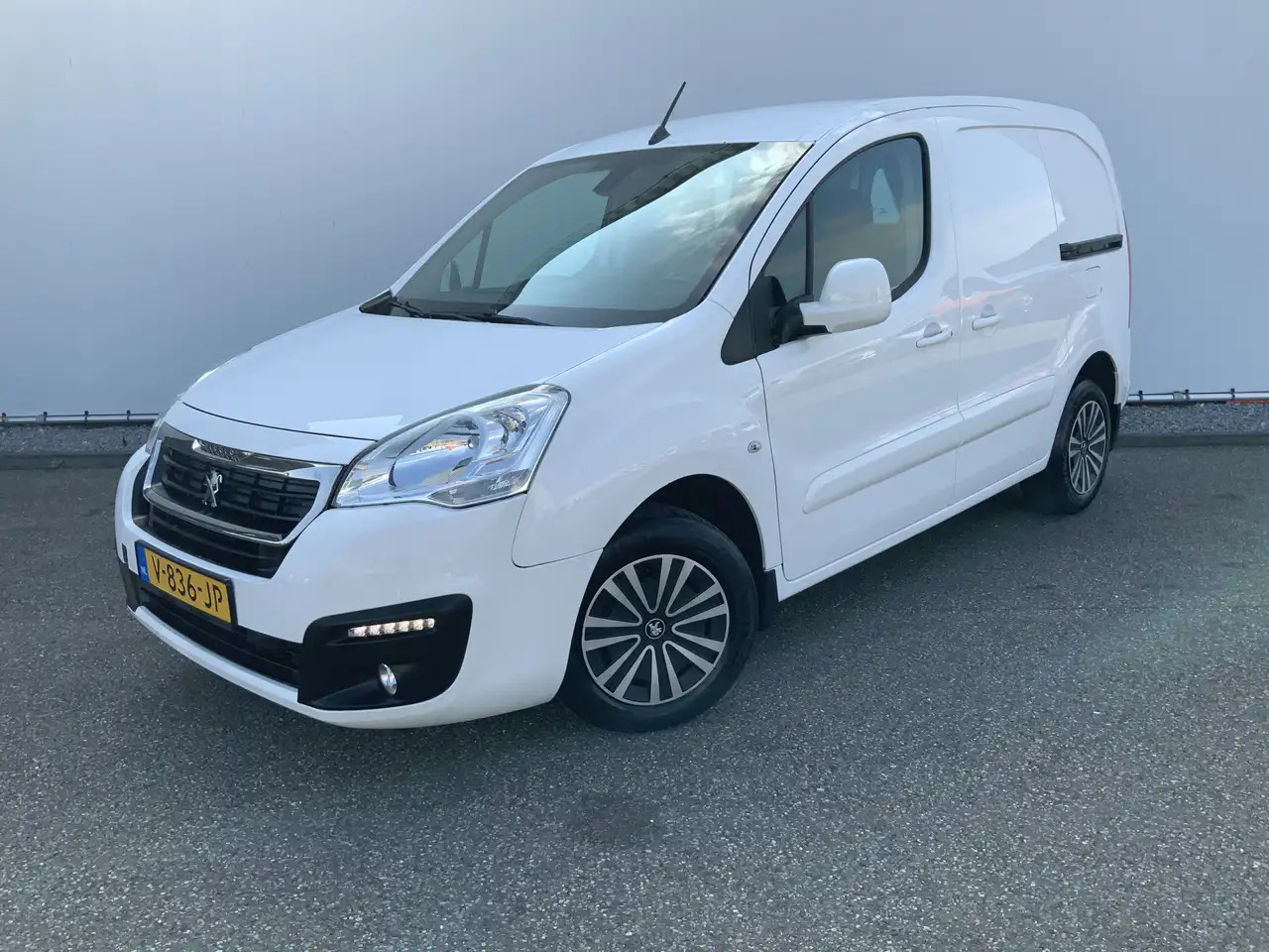 Peugeot Partner 122 1.6 BlueHDi Automaat hapert !!!100 L1 Premium - Mali kombi: slika 1 Peugeot Partner 122 1.6 BlueHDi Automaat hapert !!!100 L1 Premium - Mali kombi: slika 1