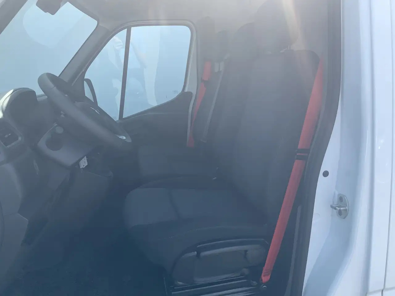 Renault Master T35 2.3 dCi 150 L2H2 Energy Work Edition Airco Cru - Furgon: slika 4 Renault Master T35 2.3 dCi 150 L2H2 Energy Work Edition Airco Cru - Furgon: slika 4