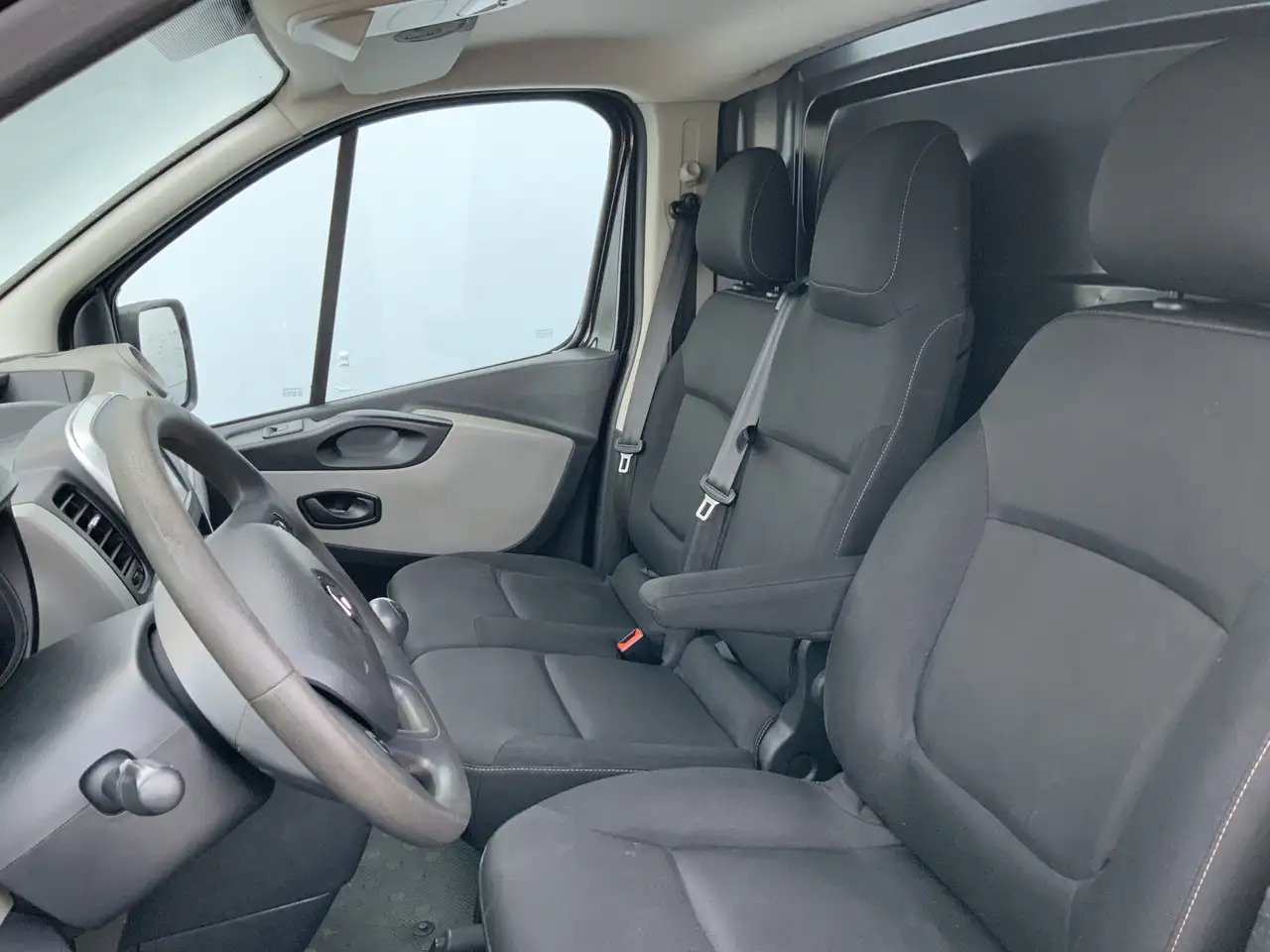 Renault Trafic 1.6 dCi T29 L2H1 Airco Cruise Trerkhaak 2000kg 3 Z - Furgon: slika 4 Renault Trafic 1.6 dCi T29 L2H1 Airco Cruise Trerkhaak 2000kg 3 Z - Furgon: slika 4