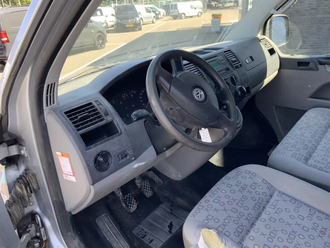 Volkswagen T5 Transporter 1.9 TDI 340 MHD (Versnellingsbak Defekt !!)Airco 3 - Furgon: slika 3 Volkswagen T5 Transporter 1.9 TDI 340 MHD (Versnellingsbak Defekt !!)Airco 3 - Furgon: slika 3