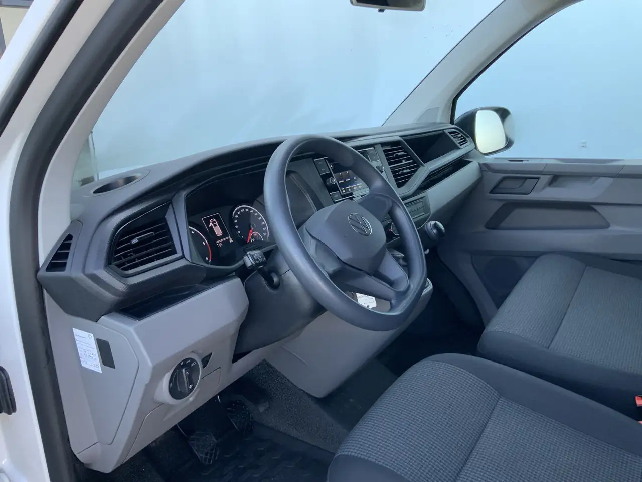 Volkswagen T6.1 Transporter 2.0 TDI L1H1 26 Economy Business Airco Cruise 3 Zi - Furgon: slika 5 Volkswagen T6.1 Transporter 2.0 TDI L1H1 26 Economy Business Airco Cruise 3 Zi - Furgon: slika 5