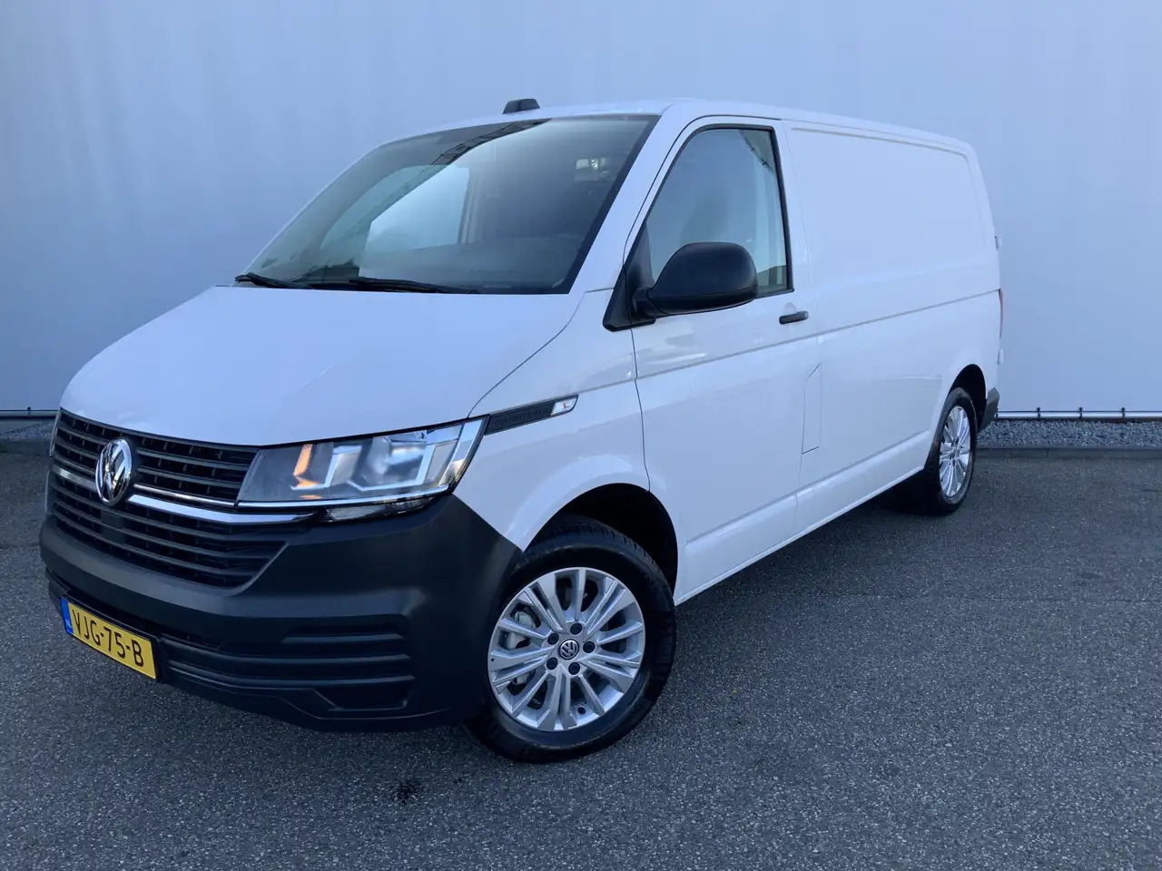 Volkswagen T6.1 Transporter 2.0 TDI L1H1 26 Economy Business Airco Cruise 3 Zi - Furgon: slika 1 Volkswagen T6.1 Transporter 2.0 TDI L1H1 26 Economy Business Airco Cruise 3 Zi - Furgon: slika 1