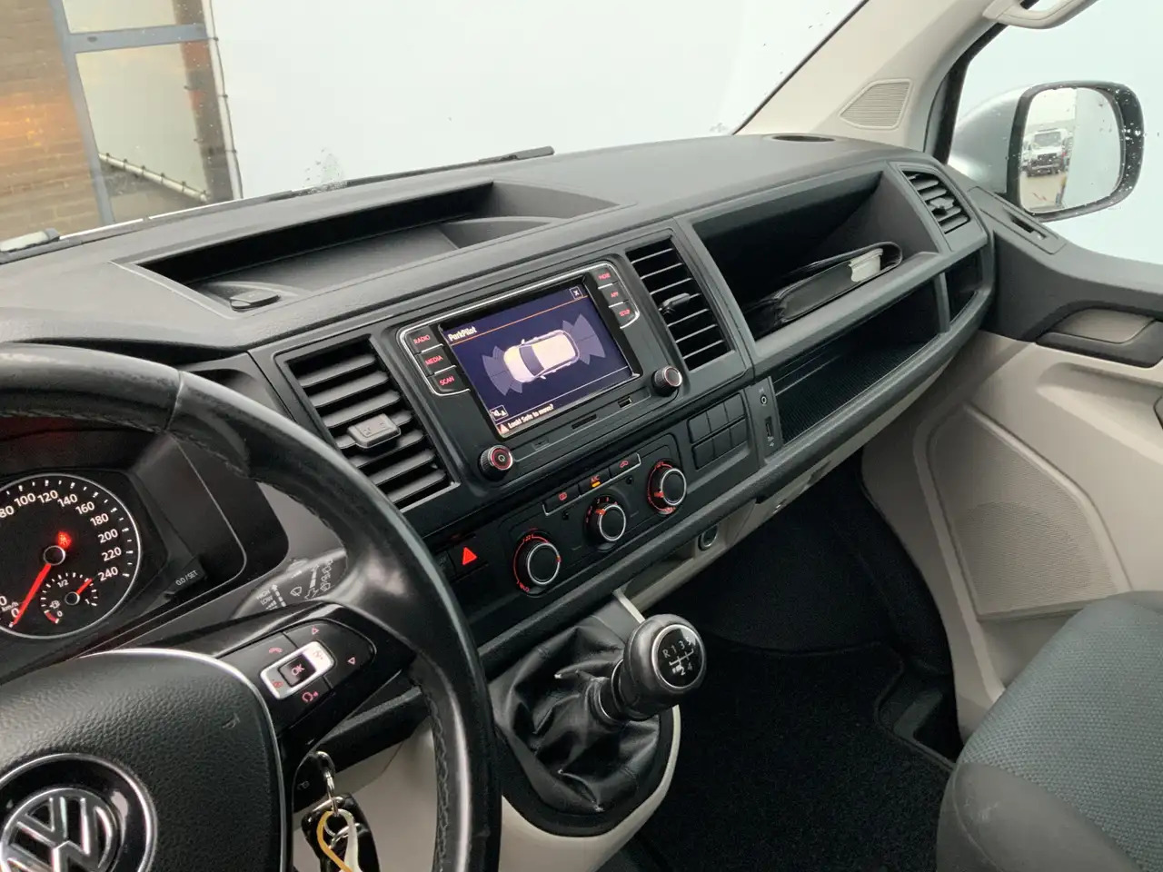 Volkswagen T6 Transporter 2.0 TDI L1H1 Highline Airco Cruise Alu Velg( R Por - Furgon: slika 5 Volkswagen T6 Transporter 2.0 TDI L1H1 Highline Airco Cruise Alu Velg( R Por - Furgon: slika 5