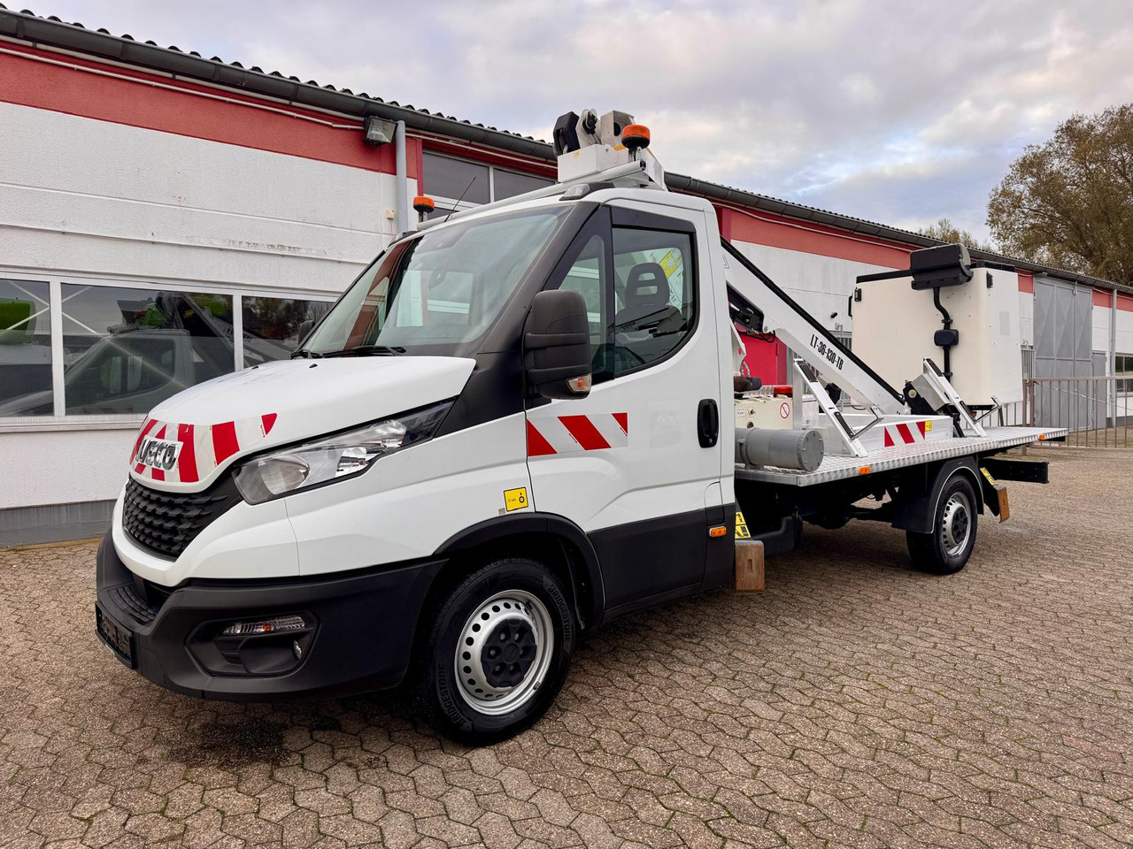 IVECO Daily 35S14 Arbeitsbühne Time France LT 36-130-TB EURO 6D - Vazdušna platforma: slika 1 IVECO Daily 35S14 Arbeitsbühne Time France LT 36-130-TB EURO 6D - Vazdušna platforma: slika 1
