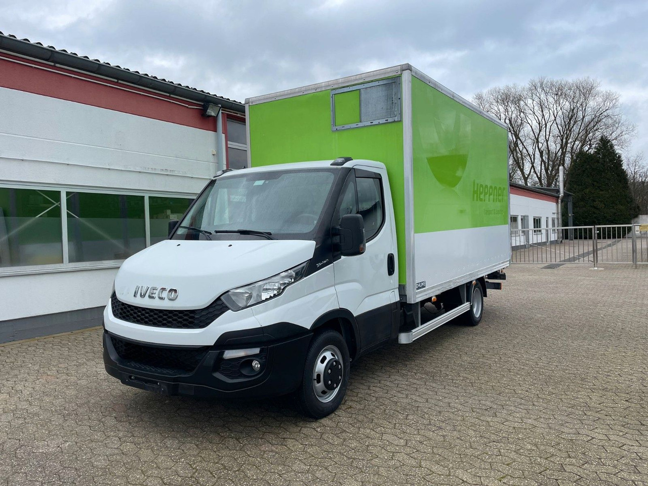 Iveco Daily 35C15 Koffer 4.2m Ladebordwand - Dostavno vozilo sa zatvorenim sandukom: slika 1 Iveco Daily 35C15 Koffer 4.2m Ladebordwand - Dostavno vozilo sa zatvorenim sandukom: slika 1