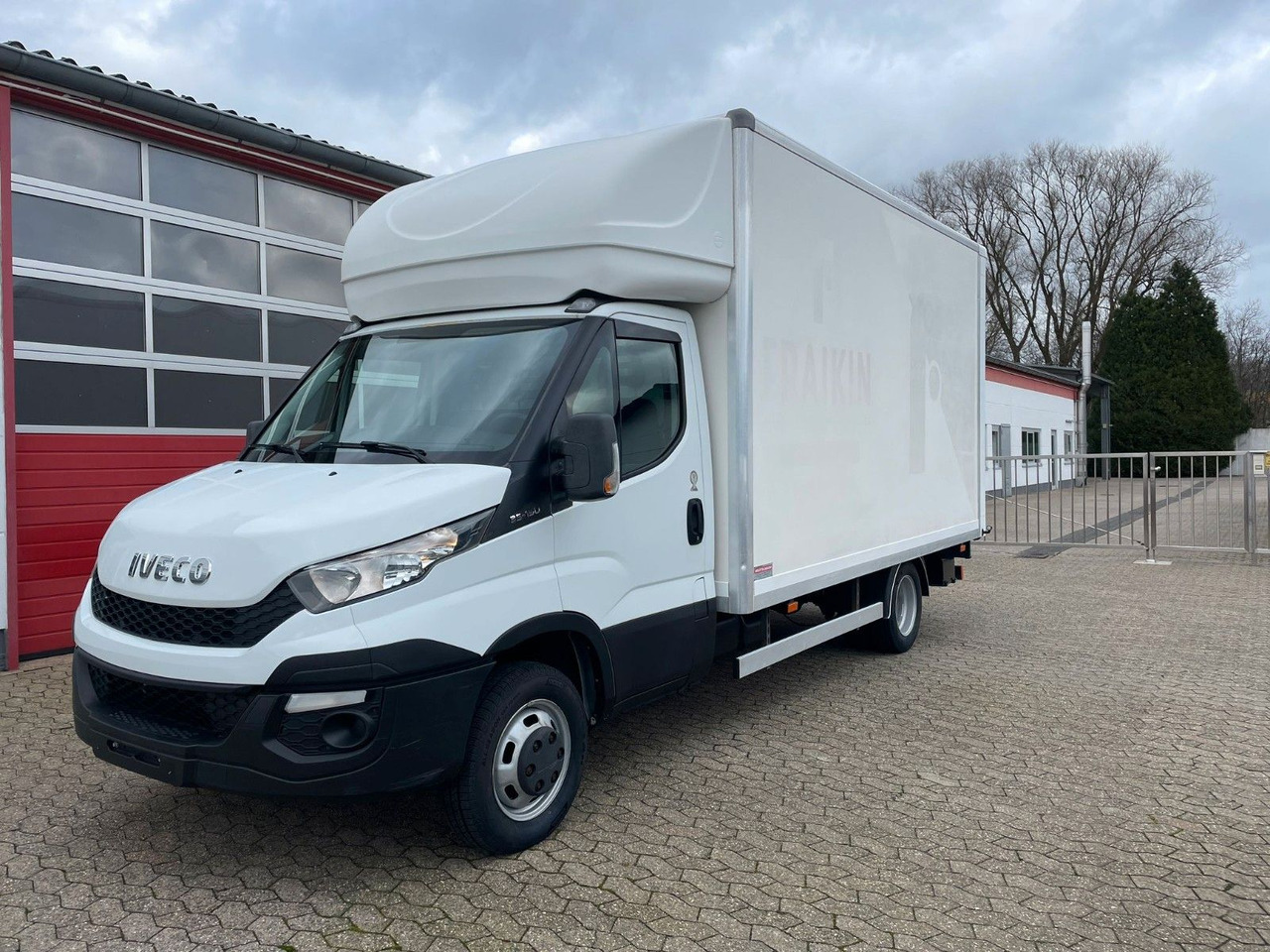 Iveco Daily Koffer 4.2m Ladebordwand Dhollandia Klima - Dostavno vozilo sa zatvorenim sandukom: slika 1 Iveco Daily Koffer 4.2m Ladebordwand Dhollandia Klima - Dostavno vozilo sa zatvorenim sandukom: slika 1