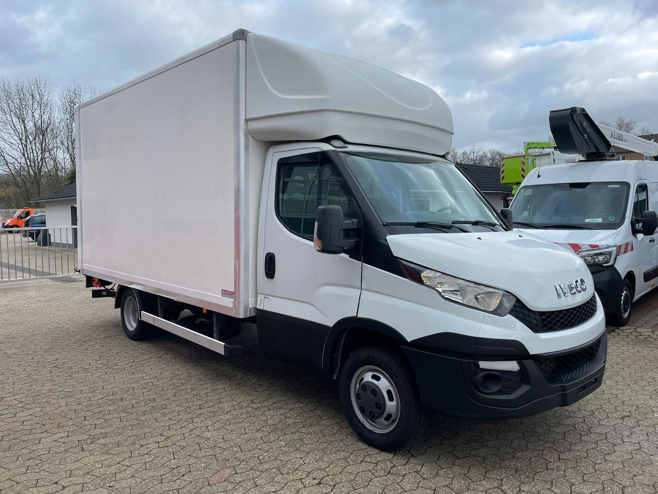 Iveco Daily Koffer 4.2m Ladebordwand Dhollandia Klima - Dostavno vozilo sa zatvorenim sandukom: slika 3 Iveco Daily Koffer 4.2m Ladebordwand Dhollandia Klima - Dostavno vozilo sa zatvorenim sandukom: slika 3
