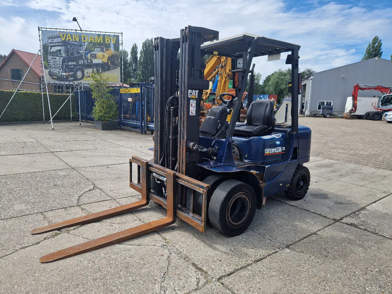 Caterpillar DP25K met breed vorkenbord - Dizel viljuškar: slika 1 Caterpillar DP25K met breed vorkenbord - Dizel viljuškar: slika 1