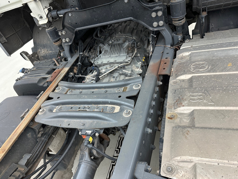 Kamion sa golom šasijom i zatvorenom kabinom DAF XF 460 Space Cab: slika 11