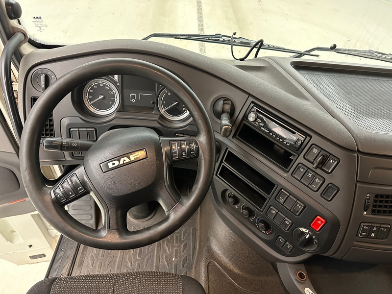 Kamion sa golom šasijom i zatvorenom kabinom DAF XF 460 Space Cab: slika 8