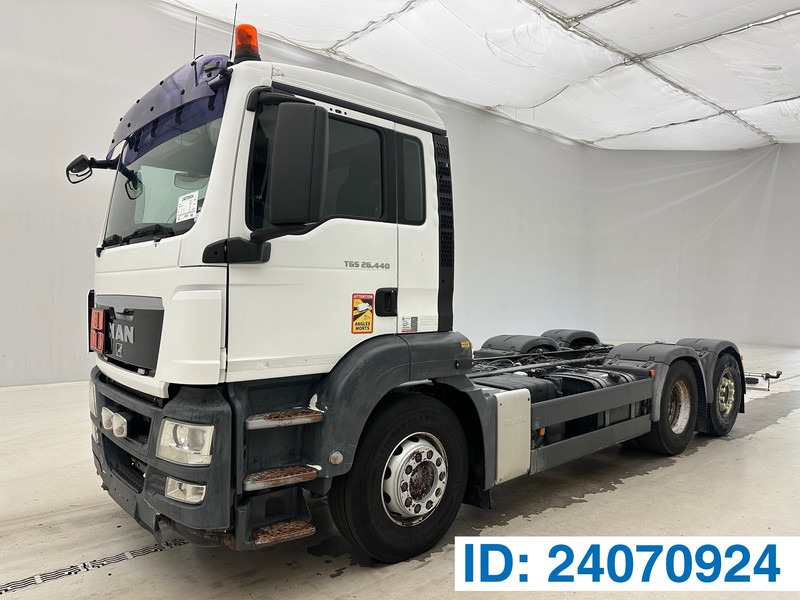 MAN TGS 26.440 - 6x2 - Kamion sa golom šasijom i zatvorenom kabinom: slika 1 MAN TGS 26.440 - 6x2 - Kamion sa golom šasijom i zatvorenom kabinom: slika 1