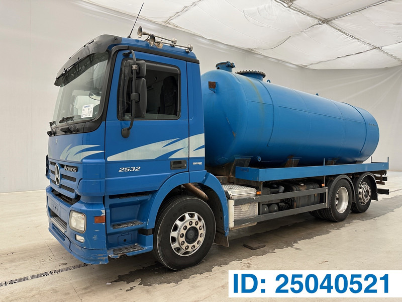 Mercedes-Benz Actros 2532 - 6x2 - Kamion cisterna: slika 1 Mercedes-Benz Actros 2532 - 6x2 - Kamion cisterna: slika 1