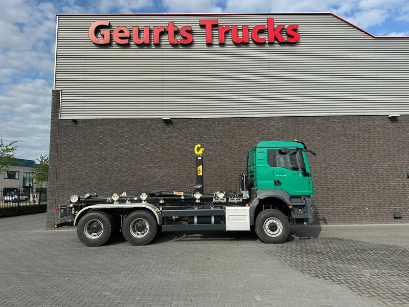 MAN TGS 33.480 6X6 HYVA LIFT 26-55-S HAAKARM / ABROLLKIPPER/ HOOKLIFT (NIEUWE/ NEU/ NEW) - Kamion sa hidrauličnom kukom: slika 4 MAN TGS 33.480 6X6 HYVA LIFT 26-55-S HAAKARM / ABROLLKIPPER/ HOOKLIFT (NIEUWE/ NEU/ NEW) - Kamion sa hidrauličnom kukom: slika 4