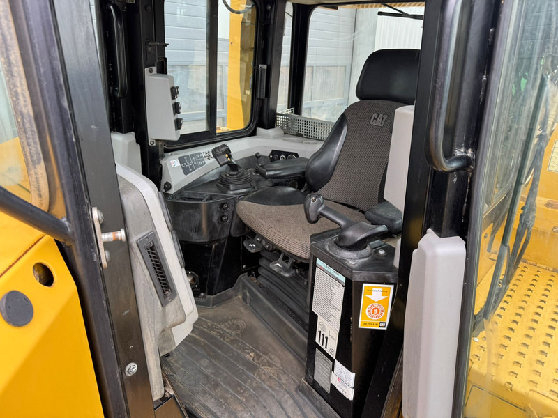 Buldožer Caterpillar D6T LGP: slika 20