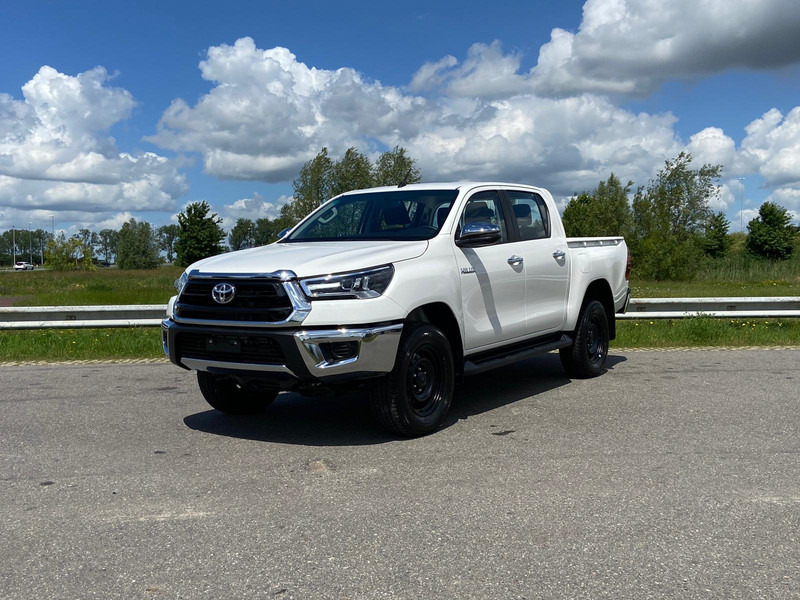 Automobil novi Toyota Hilux DC 2.4L 4X4 DIESEL,M/T, MY22 2.4L Diesel: slika 1