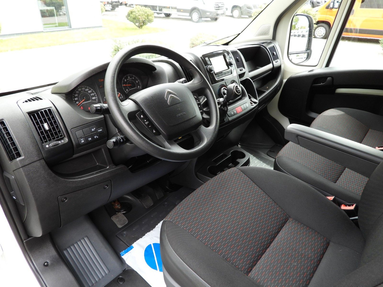 Citroën JUMPER KOFFER AUFZUG 8 PALETTEN TEMPOMAT NAVI Citroën JUMPER KOFFER AUFZUG 8 PALETTEN TEMPOMAT NAVI - Dostavno vozilo sa zatvorenim sandukom: slika 2 Citroën JUMPER KOFFER AUFZUG 8 PALETTEN TEMPOMAT NAVI Citroën JUMPER KOFFER AUFZUG 8 PALETTEN TEMPOMAT NAVI - Dostavno vozilo sa zatvorenim sandukom: slika 2