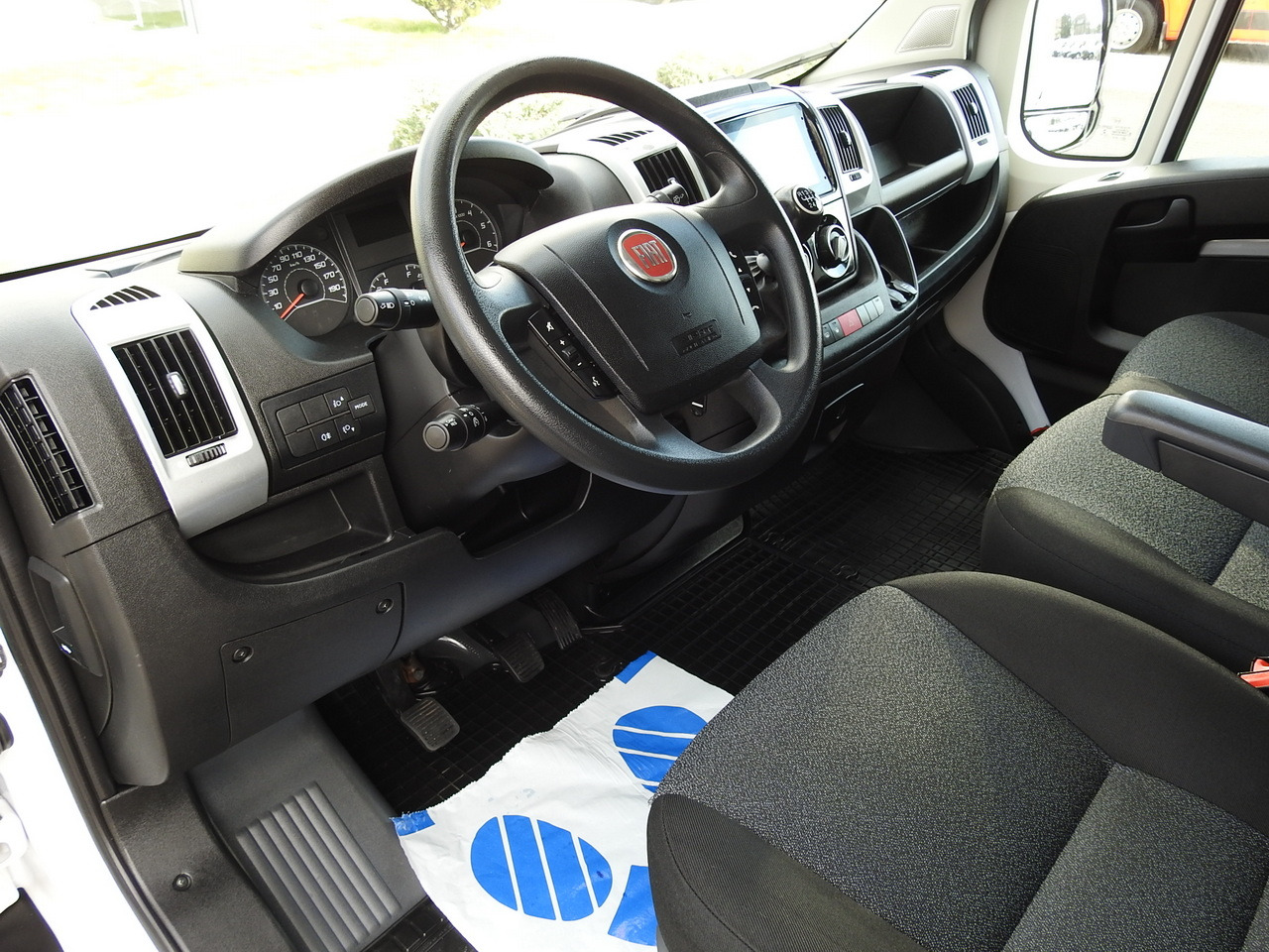 FIAT DUCATO  BOX LIFT 8 PALLETS CRUISE CONTROL NAVIGATION LED LIGHTS AIR CONDITIONING  130HP - Dostavno vozilo hladnjača: slika 2 FIAT DUCATO  BOX LIFT 8 PALLETS CRUISE CONTROL NAVIGATION LED LIGHTS AIR CONDITIONING  130HP - Dostavno vozilo hladnjača: slika 2