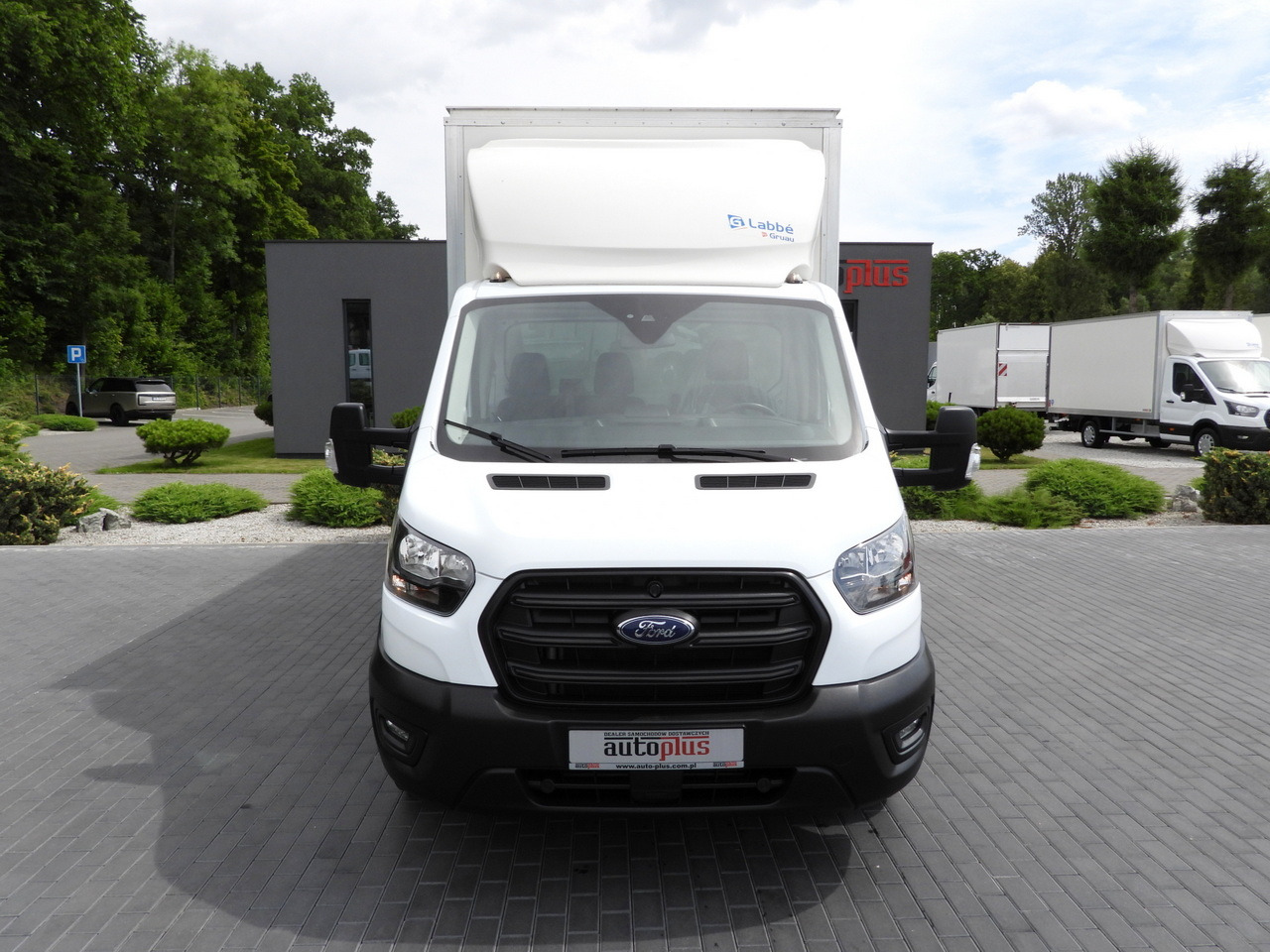 FORD TRANSIT BOX 8 PALLETS CRUISE CONTROL AIR CONDITIONING 130HP - Dostavno vozilo sa zatvorenim sandukom: slika 5 FORD TRANSIT BOX 8 PALLETS CRUISE CONTROL AIR CONDITIONING 130HP - Dostavno vozilo sa zatvorenim sandukom: slika 5
