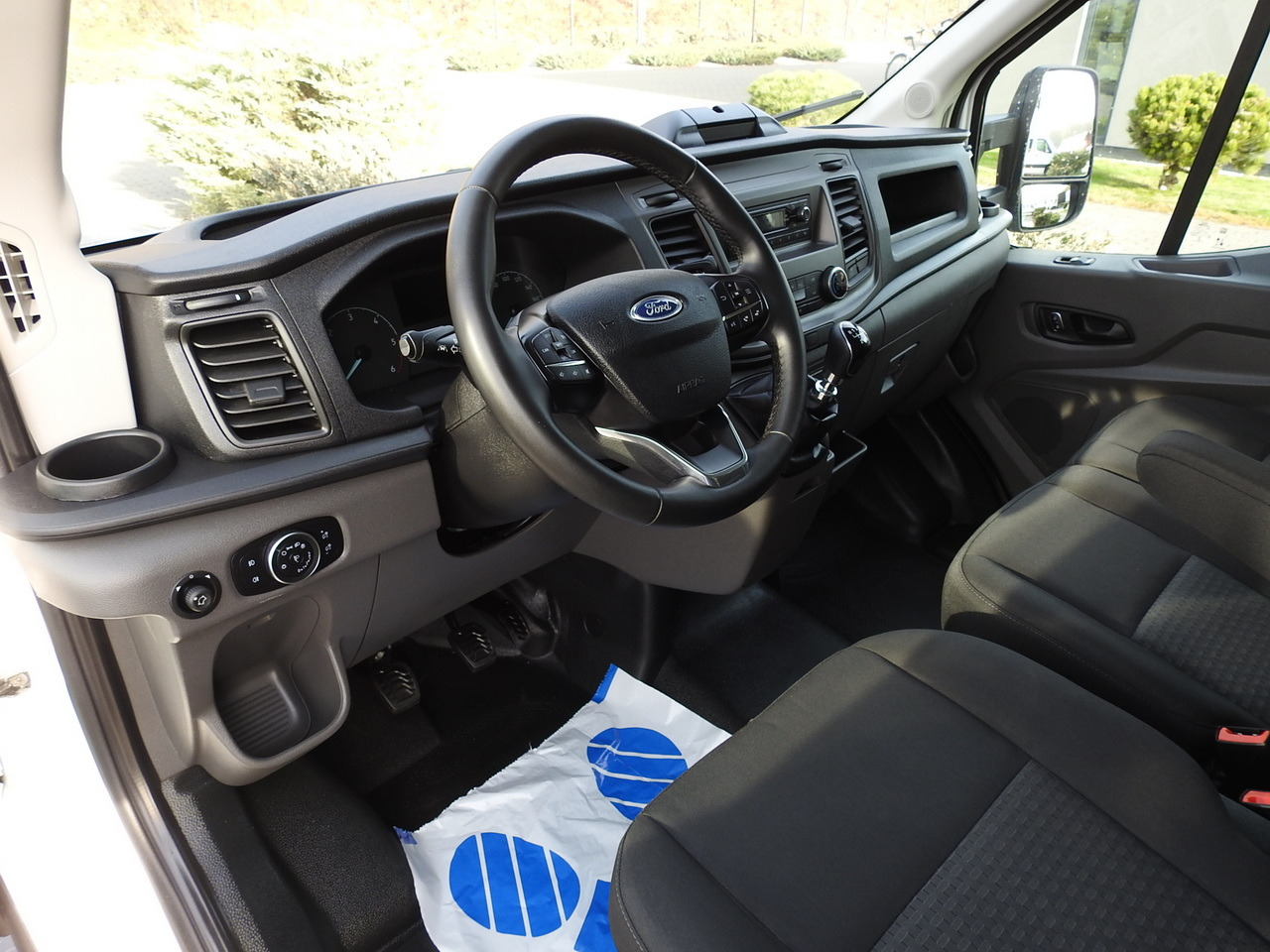 FORD TRANSIT BOX LIFT 8 PALLETS CRUISE CONTROL AIR CONDITIONING 130HP - Dostavno vozilo sa zatvorenim sandukom: slika 2 FORD TRANSIT BOX LIFT 8 PALLETS CRUISE CONTROL AIR CONDITIONING 130HP - Dostavno vozilo sa zatvorenim sandukom: slika 2