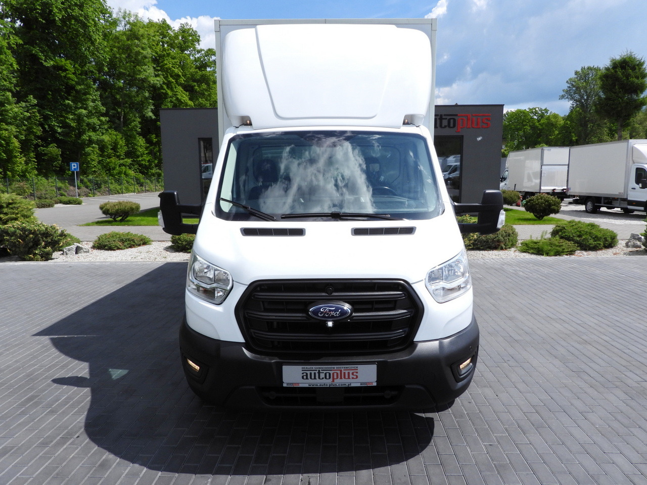 FORD TRANSIT BOX LIFT 8 PALLETS CRUISE CONTROL LED LIGHTS AIR CONDITIONING 130HP - Dostavno vozilo sa zatvorenim sandukom: slika 5 FORD TRANSIT BOX LIFT 8 PALLETS CRUISE CONTROL LED LIGHTS AIR CONDITIONING 130HP - Dostavno vozilo sa zatvorenim sandukom: slika 5