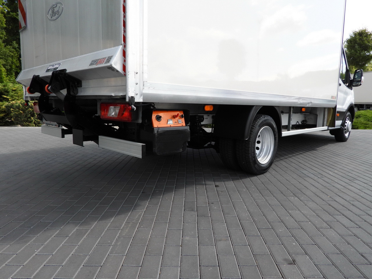 Dostavno vozilo sa zatvorenim sandukom FORD TRANSIT BOX LIFT 8 PALLETS CRUISE CONTROL LED LIGHTS TWIN WHEELS AIR CONDITIONING 130HP: slika 20 Dostavno vozilo sa zatvorenim sandukom FORD TRANSIT BOX LIFT 8 PALLETS CRUISE CONTROL LED LIGHTS TWIN WHEELS AIR CONDITIONING 130HP: slika 20