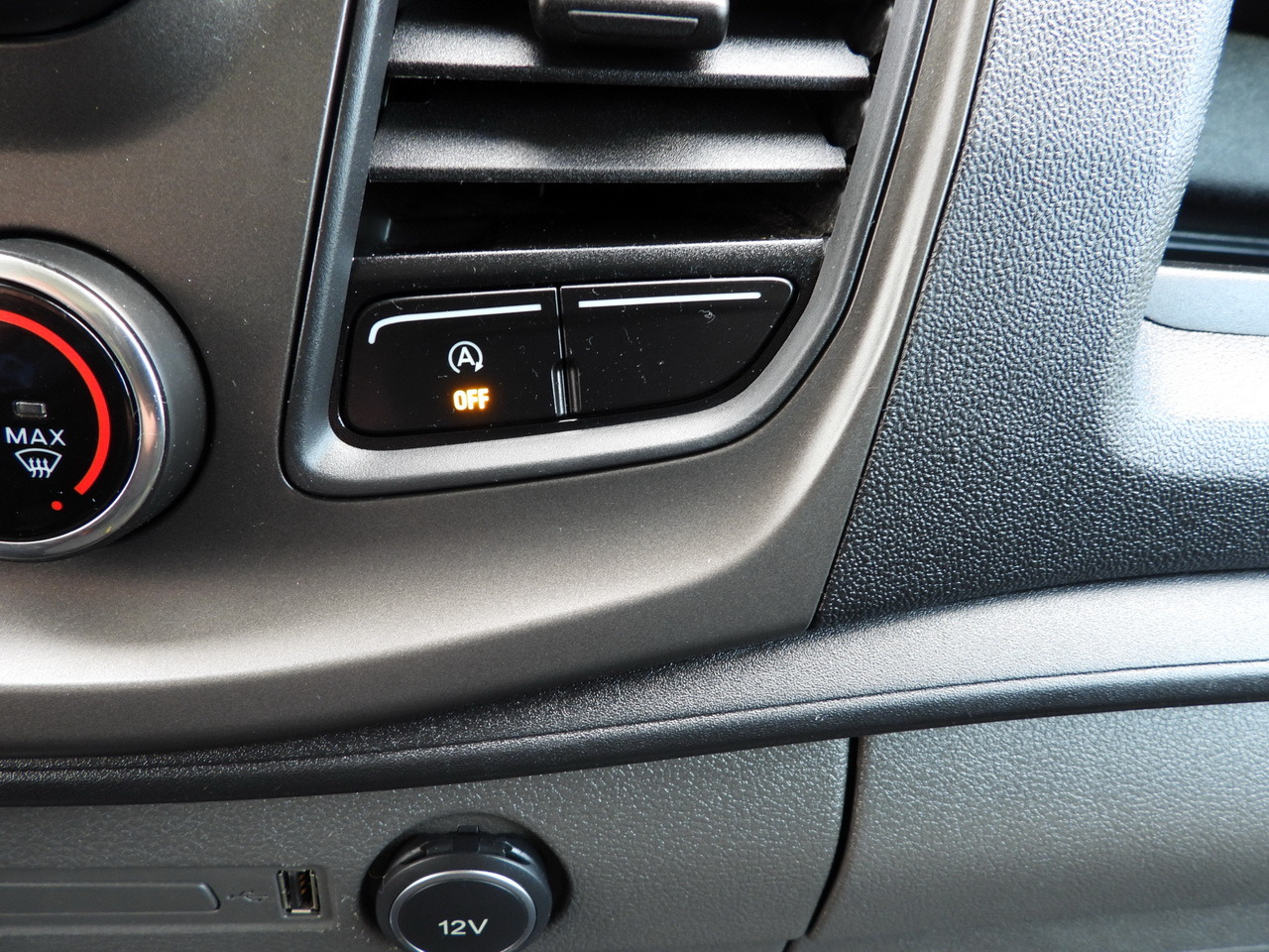 Dostavno vozilo sa zatvorenim sandukom FORD TRANSIT BOX LIFT 8 PALLETS CRUISE CONTROL LED LIGHTS TWIN WHEELS AIR CONDITIONING 130HP: slika 39 Dostavno vozilo sa zatvorenim sandukom FORD TRANSIT BOX LIFT 8 PALLETS CRUISE CONTROL LED LIGHTS TWIN WHEELS AIR CONDITIONING 130HP: slika 39