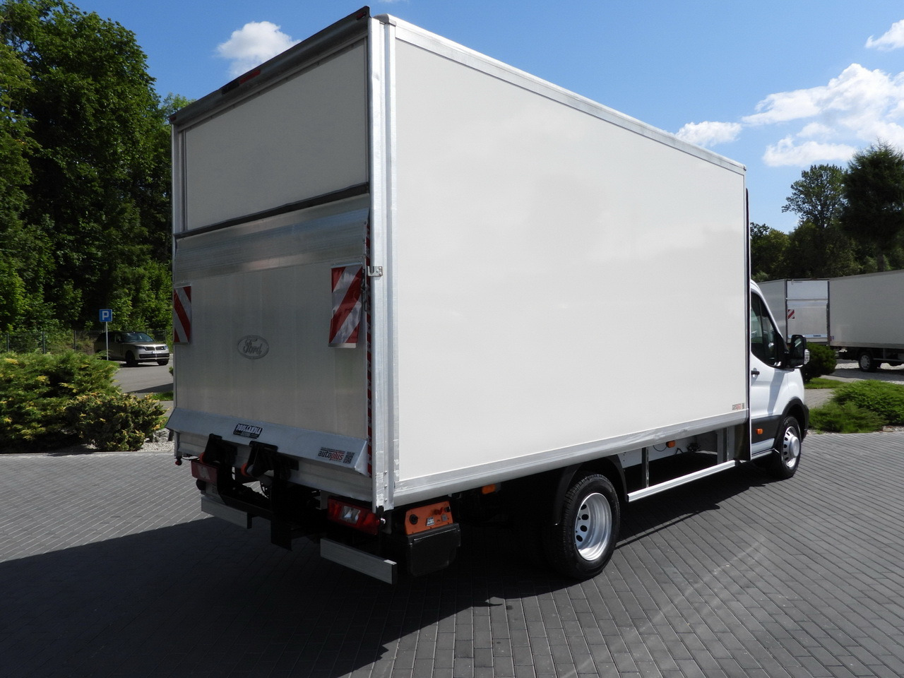 FORD TRANSIT BOX LIFT 8 PALLETS CRUISE CONTROL LED LIGHTS TWIN WHEELS AIR CONDITIONING 130HP - Dostavno vozilo sa zatvorenim sandukom: slika 3 FORD TRANSIT BOX LIFT 8 PALLETS CRUISE CONTROL LED LIGHTS TWIN WHEELS AIR CONDITIONING 130HP - Dostavno vozilo sa zatvorenim sandukom: slika 3