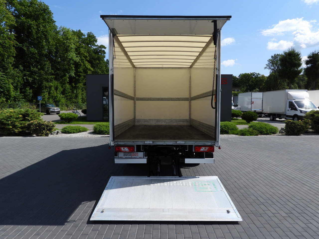 Dostavno vozilo sa zatvorenim sandukom FORD TRANSIT BOX LIFT 8 PALLETS CRUISE CONTROL LED LIGHTS TWIN WHEELS AIR CONDITIONING 130HP: slika 16 Dostavno vozilo sa zatvorenim sandukom FORD TRANSIT BOX LIFT 8 PALLETS CRUISE CONTROL LED LIGHTS TWIN WHEELS AIR CONDITIONING 130HP: slika 16