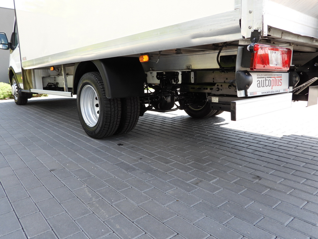 Dostavno vozilo sa zatvorenim sandukom FORD TRANSIT BOX LIFT 8 PALLETS CRUISE CONTROL LED LIGHTS TWIN WHEELS AIR CONDITIONING 130HP: slika 14 Dostavno vozilo sa zatvorenim sandukom FORD TRANSIT BOX LIFT 8 PALLETS CRUISE CONTROL LED LIGHTS TWIN WHEELS AIR CONDITIONING 130HP: slika 14