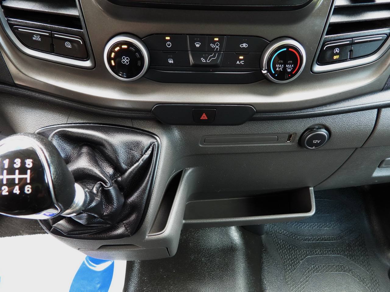 Dostavno vozilo sa zatvorenim sandukom FORD TRANSIT BOX LIFT 8 PALLETS CRUISE CONTROL LED LIGHTS TWIN WHEELS AIR CONDITIONING 130HP: slika 37 Dostavno vozilo sa zatvorenim sandukom FORD TRANSIT BOX LIFT 8 PALLETS CRUISE CONTROL LED LIGHTS TWIN WHEELS AIR CONDITIONING 130HP: slika 37