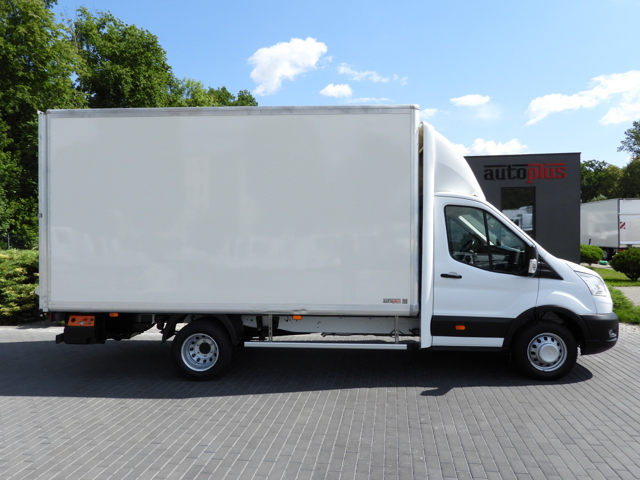 Dostavno vozilo sa zatvorenim sandukom FORD TRANSIT BOX LIFT 8 PALLETS CRUISE CONTROL LED LIGHTS TWIN WHEELS AIR CONDITIONING 130HP: slika 7 Dostavno vozilo sa zatvorenim sandukom FORD TRANSIT BOX LIFT 8 PALLETS CRUISE CONTROL LED LIGHTS TWIN WHEELS AIR CONDITIONING 130HP: slika 7