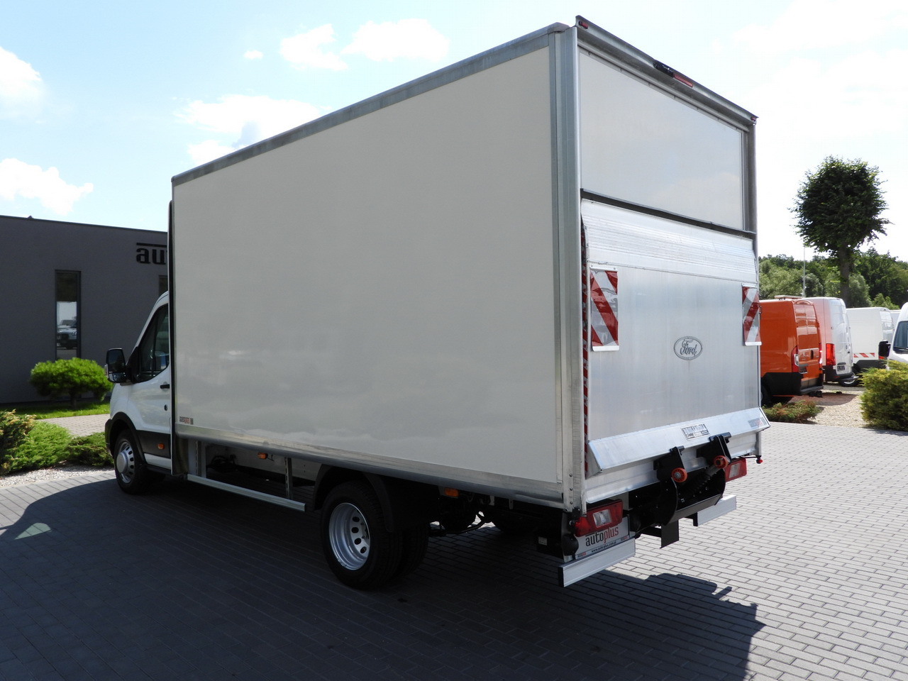 Dostavno vozilo sa zatvorenim sandukom FORD TRANSIT BOX LIFT 8 PALLETS CRUISE CONTROL LED LIGHTS TWIN WHEELS AIR CONDITIONING 130HP: slika 9 Dostavno vozilo sa zatvorenim sandukom FORD TRANSIT BOX LIFT 8 PALLETS CRUISE CONTROL LED LIGHTS TWIN WHEELS AIR CONDITIONING 130HP: slika 9