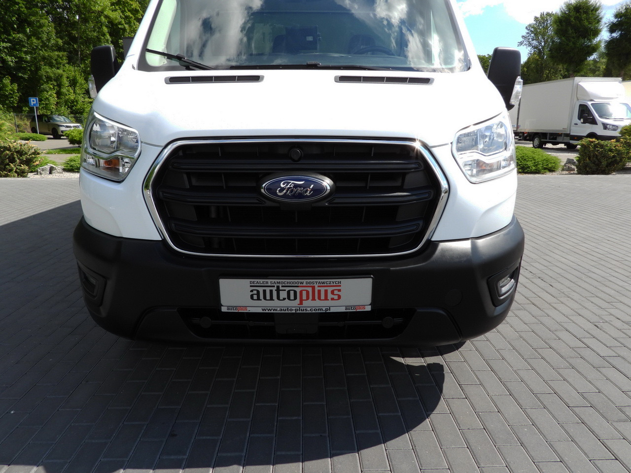 Dostavno vozilo sa zatvorenim sandukom FORD TRANSIT BOX LIFT 8 PALLETS CRUISE CONTROL LED LIGHTS TWIN WHEELS AIR CONDITIONING 130HP: slika 13 Dostavno vozilo sa zatvorenim sandukom FORD TRANSIT BOX LIFT 8 PALLETS CRUISE CONTROL LED LIGHTS TWIN WHEELS AIR CONDITIONING 130HP: slika 13