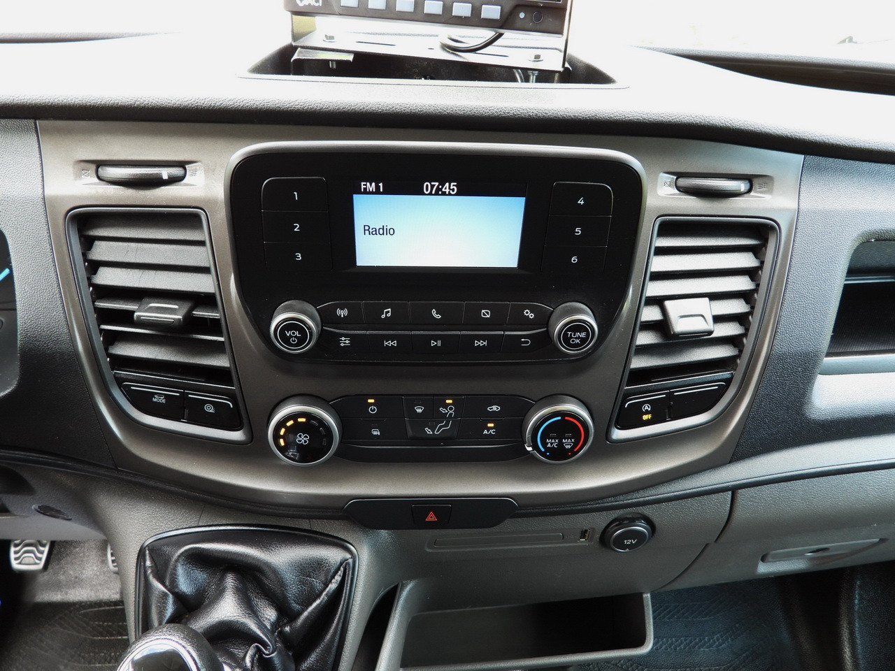 Dostavno vozilo sa zatvorenim sandukom FORD TRANSIT BOX LIFT 8 PALLETS CRUISE CONTROL LED LIGHTS TWIN WHEELS AIR CONDITIONING 130HP: slika 36 Dostavno vozilo sa zatvorenim sandukom FORD TRANSIT BOX LIFT 8 PALLETS CRUISE CONTROL LED LIGHTS TWIN WHEELS AIR CONDITIONING 130HP: slika 36