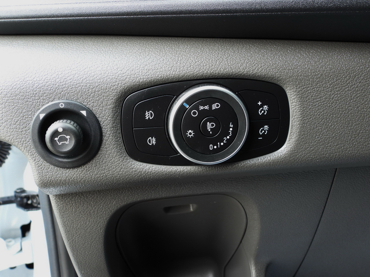 Dostavno vozilo sa zatvorenim sandukom FORD TRANSIT BOX LIFT 8 PALLETS CRUISE CONTROL LED LIGHTS TWIN WHEELS AIR CONDITIONING 130HP: slika 31 Dostavno vozilo sa zatvorenim sandukom FORD TRANSIT BOX LIFT 8 PALLETS CRUISE CONTROL LED LIGHTS TWIN WHEELS AIR CONDITIONING 130HP: slika 31