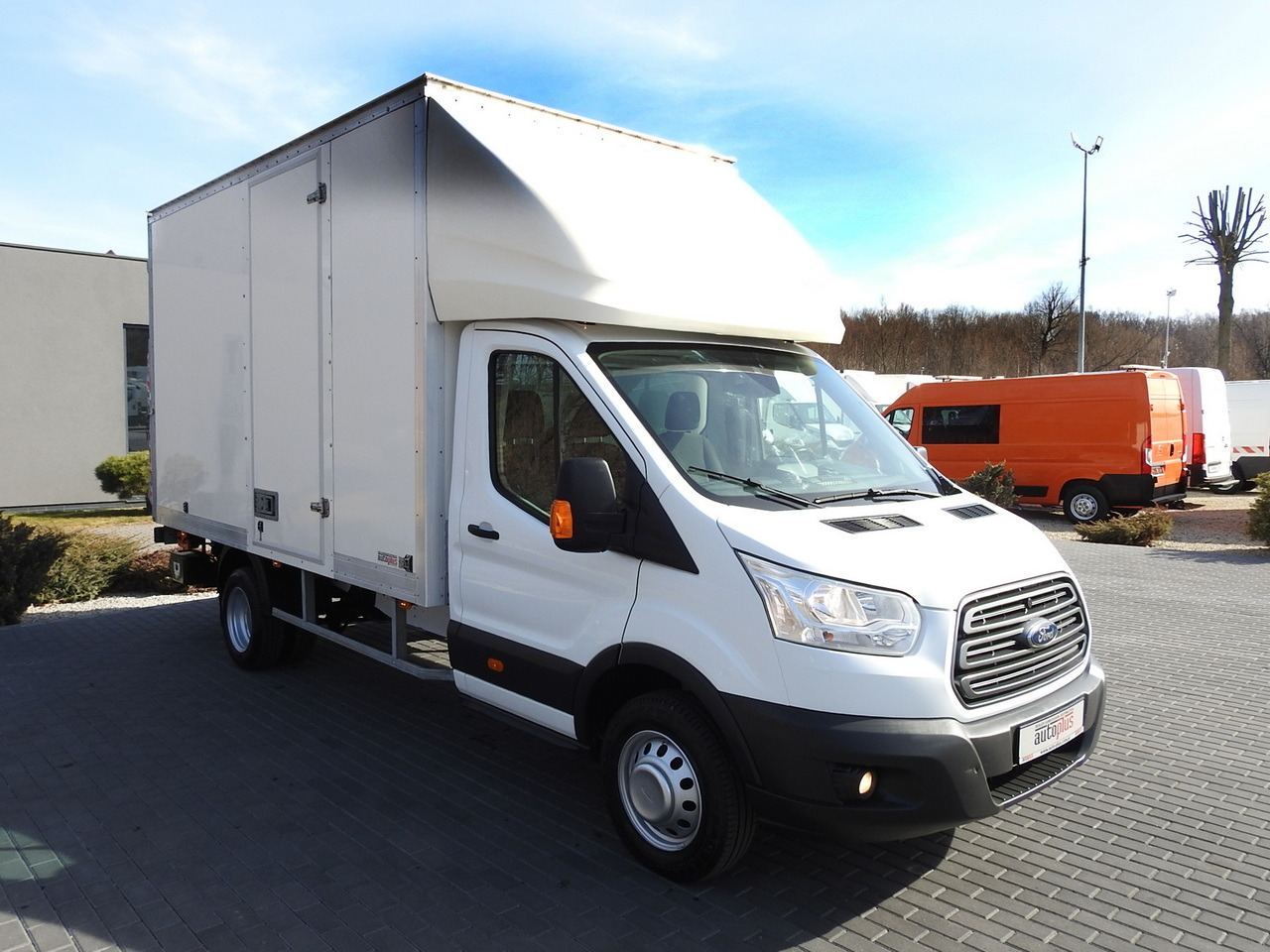 FORD TRANSIT BOX LIFT 8 PALLETS CRUISE CONTROL LED LIGHTS TWIN WHEELS AIR CONDITIONING 170HP - Dostavno vozilo sa zatvorenim sandukom: slika 4 FORD TRANSIT BOX LIFT 8 PALLETS CRUISE CONTROL LED LIGHTS TWIN WHEELS AIR CONDITIONING 170HP - Dostavno vozilo sa zatvorenim sandukom: slika 4