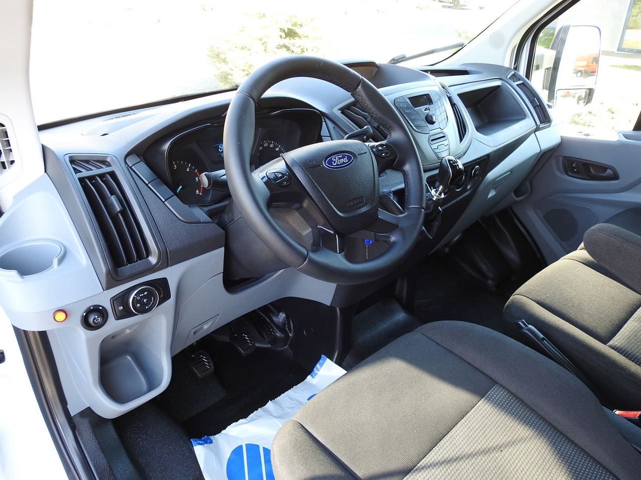 FORD TRANSIT  BOX LIFT 8 PALLETS TWIN WHEELS AIR CONDITIONING  130HP - Dostavno vozilo hladnjača: slika 2 FORD TRANSIT  BOX LIFT 8 PALLETS TWIN WHEELS AIR CONDITIONING  130HP - Dostavno vozilo hladnjača: slika 2