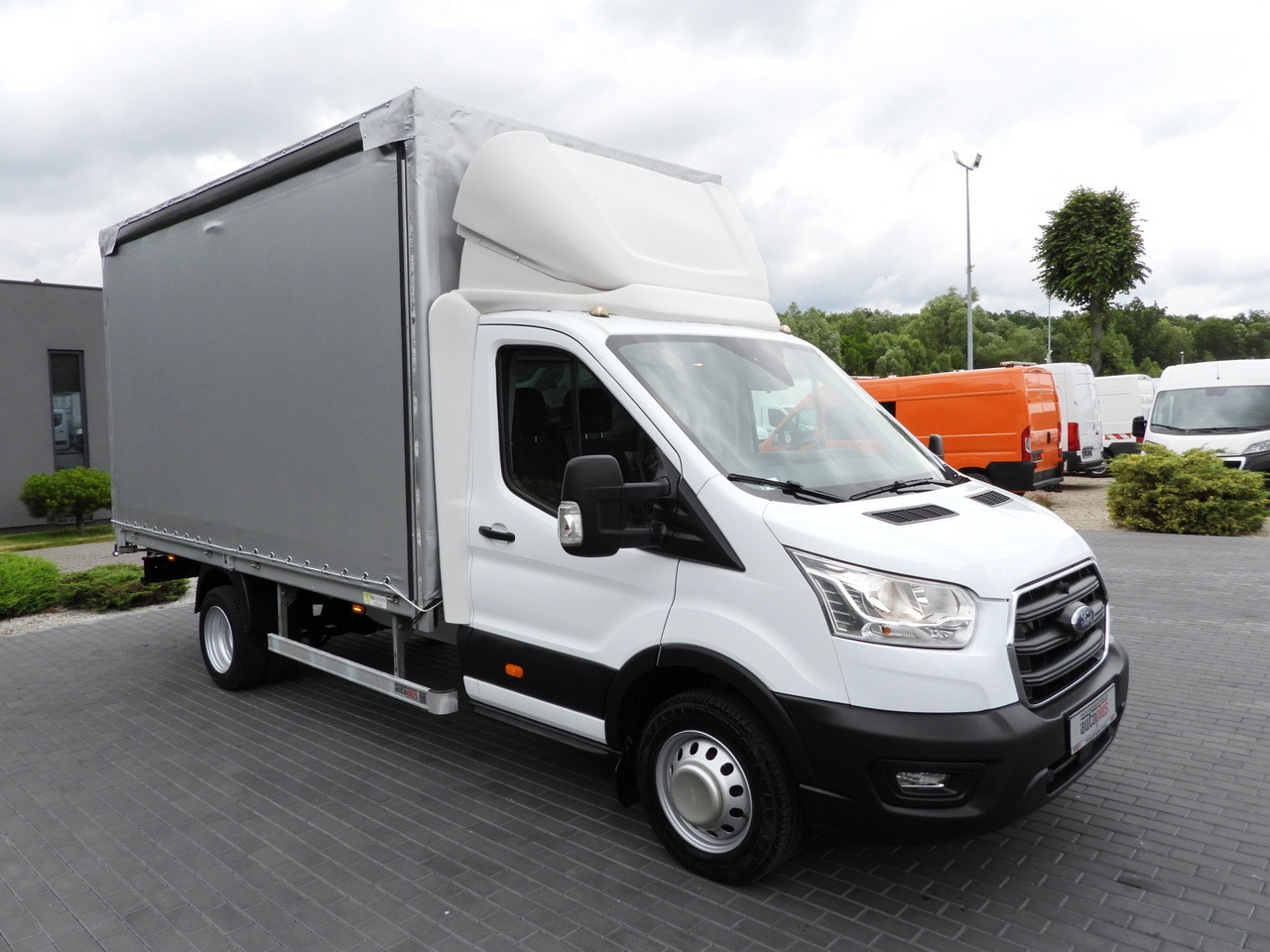 FORD TRANSIT TARPAULIN 8 PALLETS CRUISE CONTROL LED LIGHTS TWIN WHEELS AIR CONDITIONING 130HP - Dostavno vozilo sa ceradom: slika 4 FORD TRANSIT TARPAULIN 8 PALLETS CRUISE CONTROL LED LIGHTS TWIN WHEELS AIR CONDITIONING 130HP - Dostavno vozilo sa ceradom: slika 4