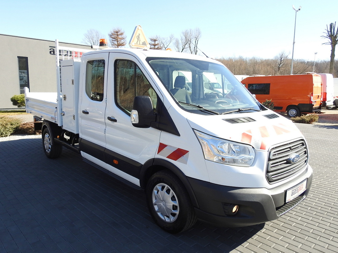 FORD TRANSIT TIPPER DOUBLE CABIN DOKA 6 SEATS CRUISE CONTROL AIR CONDITIONING 130HP - Dostavno vozilo istovarivač: slika 4 FORD TRANSIT TIPPER DOUBLE CABIN DOKA 6 SEATS CRUISE CONTROL AIR CONDITIONING 130HP - Dostavno vozilo istovarivač: slika 4