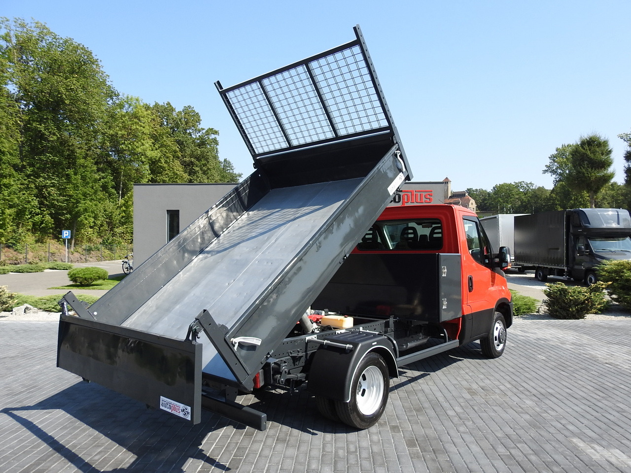 IVECO DAILY 35C13 TIPPER CRUISE CONTROL AIR CONDITIONING TWIN WHEELS 130HP - Dostavno vozilo istovarivač: slika 3 IVECO DAILY 35C13 TIPPER CRUISE CONTROL AIR CONDITIONING TWIN WHEELS 130HP - Dostavno vozilo istovarivač: slika 3