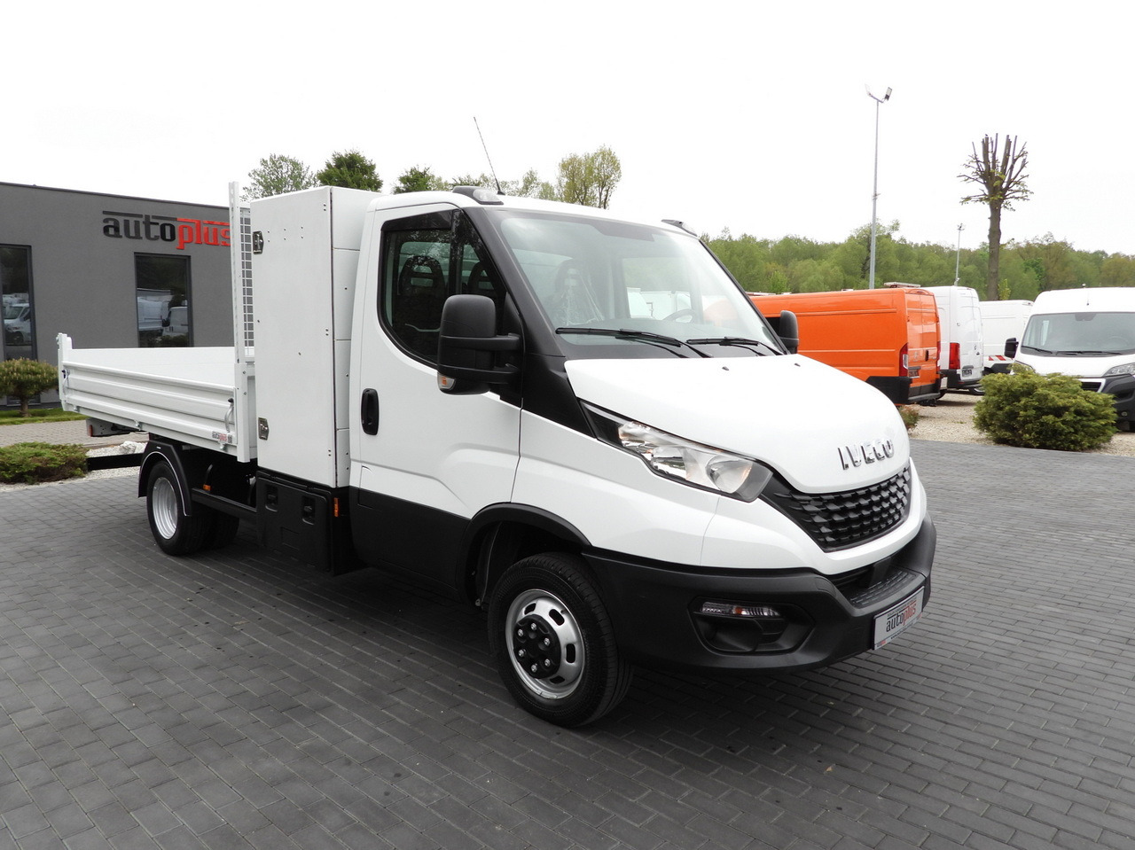 IVECO DAILY 35C14 TIPPER CRUISE CONTROL TWIN WHEELS 140HP - Dostavno vozilo istovarivač: slika 4 IVECO DAILY 35C14 TIPPER CRUISE CONTROL TWIN WHEELS 140HP - Dostavno vozilo istovarivač: slika 4