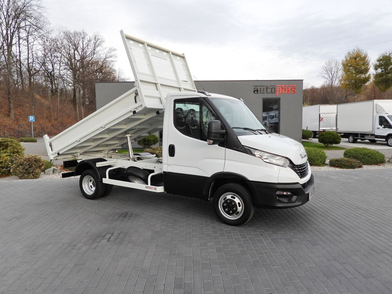 IVECO DAILY 35C14 TIPPER CRUISE CONTROL TWIN WHEELS AIR CONDITIONING 140HP - Dostavno vozilo istovarivač: slika 4 IVECO DAILY 35C14 TIPPER CRUISE CONTROL TWIN WHEELS AIR CONDITIONING 140HP - Dostavno vozilo istovarivač: slika 4