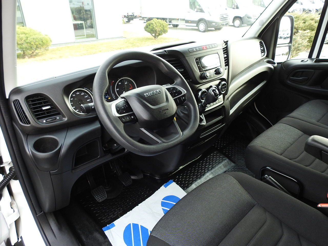 IVECO DAILY 35C16 BOX LIFT 8 PALLETS CRUISE CONTROL TWIN WHEELS AIR CONDITIONING 160HP - Dostavno vozilo sa zatvorenim sandukom: slika 2 IVECO DAILY 35C16 BOX LIFT 8 PALLETS CRUISE CONTROL TWIN WHEELS AIR CONDITIONING 160HP - Dostavno vozilo sa zatvorenim sandukom: slika 2