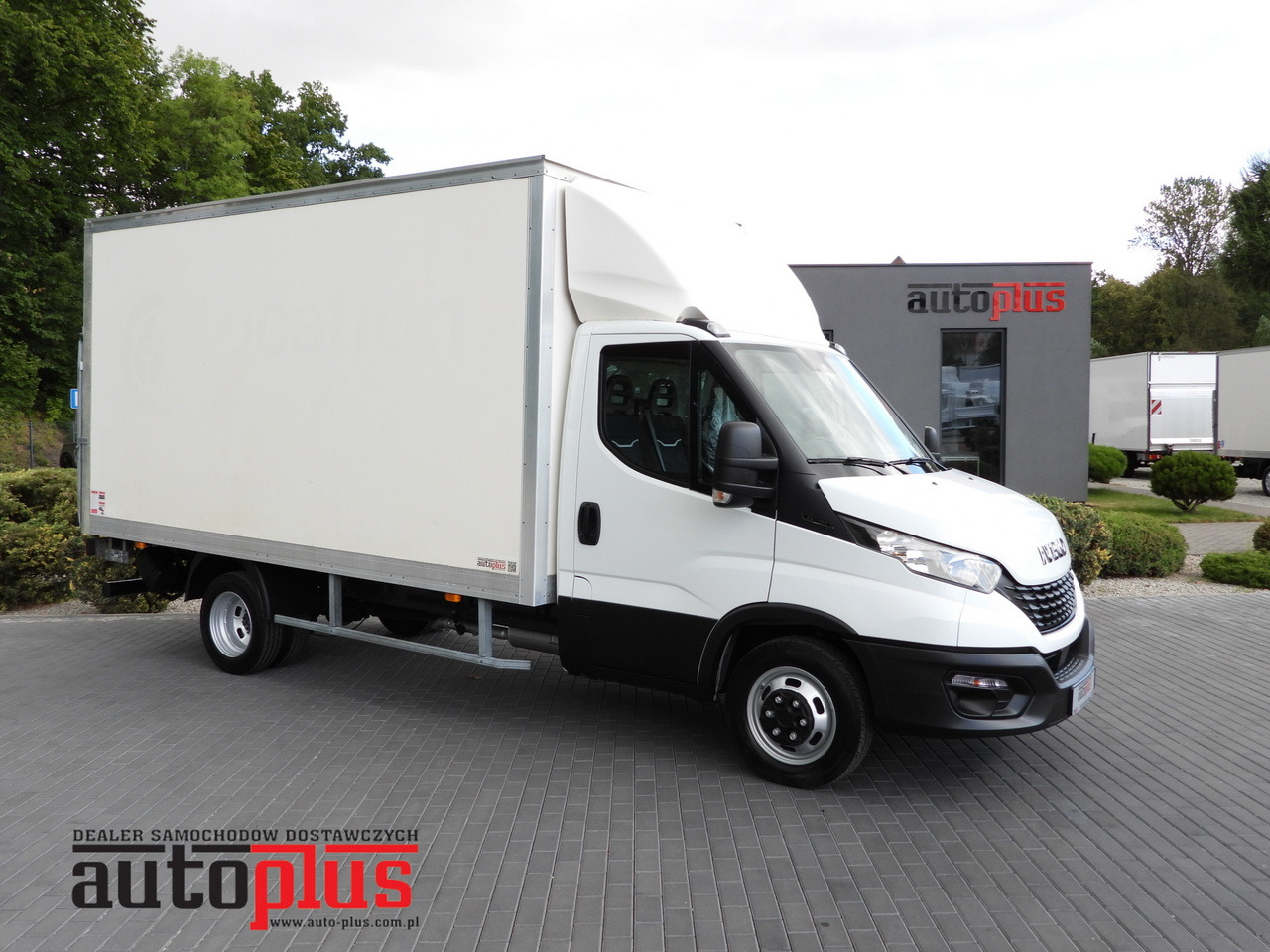IVECO DAILY 35C16 BOX LIFT 8 PALLETS CRUISE CONTROL TWIN WHEELS AIR CONDITIONING 160HP - Dostavno vozilo sa zatvorenim sandukom: slika 1 IVECO DAILY 35C16 BOX LIFT 8 PALLETS CRUISE CONTROL TWIN WHEELS AIR CONDITIONING 160HP - Dostavno vozilo sa zatvorenim sandukom: slika 1