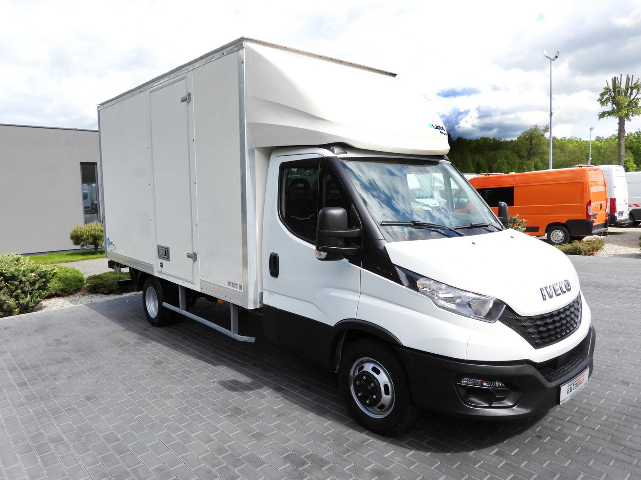 IVECO DAILY 35C16 BOX LIFT 8 PALLETS CRUISE CONTROL TWIN WHEELS AIR CONDITIONING  160HP - Dostavno vozilo sa zatvorenim sandukom: slika 4 IVECO DAILY 35C16 BOX LIFT 8 PALLETS CRUISE CONTROL TWIN WHEELS AIR CONDITIONING  160HP - Dostavno vozilo sa zatvorenim sandukom: slika 4