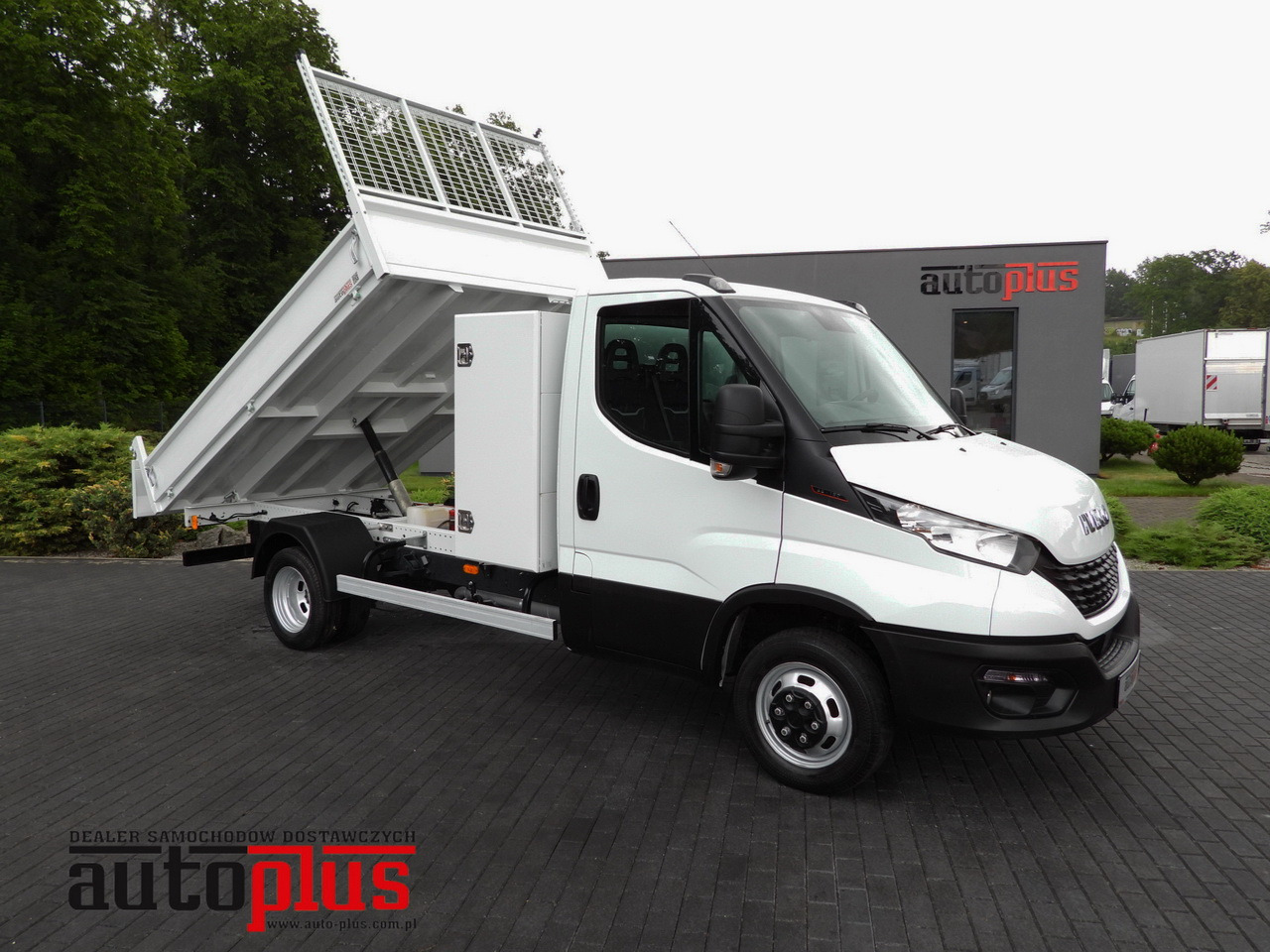 IVECO DAILY 35C16 TIPPER CRUISE CONTROL AIR CONDITIONING TWIN WHEELS 160HP - Dostavno vozilo istovarivač: slika 1 IVECO DAILY 35C16 TIPPER CRUISE CONTROL AIR CONDITIONING TWIN WHEELS 160HP - Dostavno vozilo istovarivač: slika 1